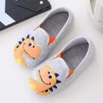 chaussons garçon motif dinosaure gris