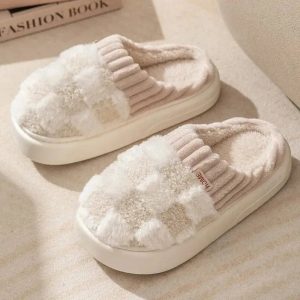 Chaussons mules fourrure damier blanc