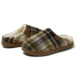 chaussons gris et beige