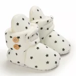 chaussons bébé en laine avec boutons étoilés