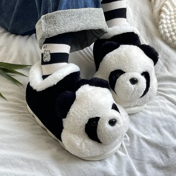 Chausson panda noir et blanc doux en perspective