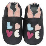 Chaussons bébé fille en cuir avec motifs cœurs