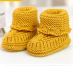 chaussons bébé dorés
