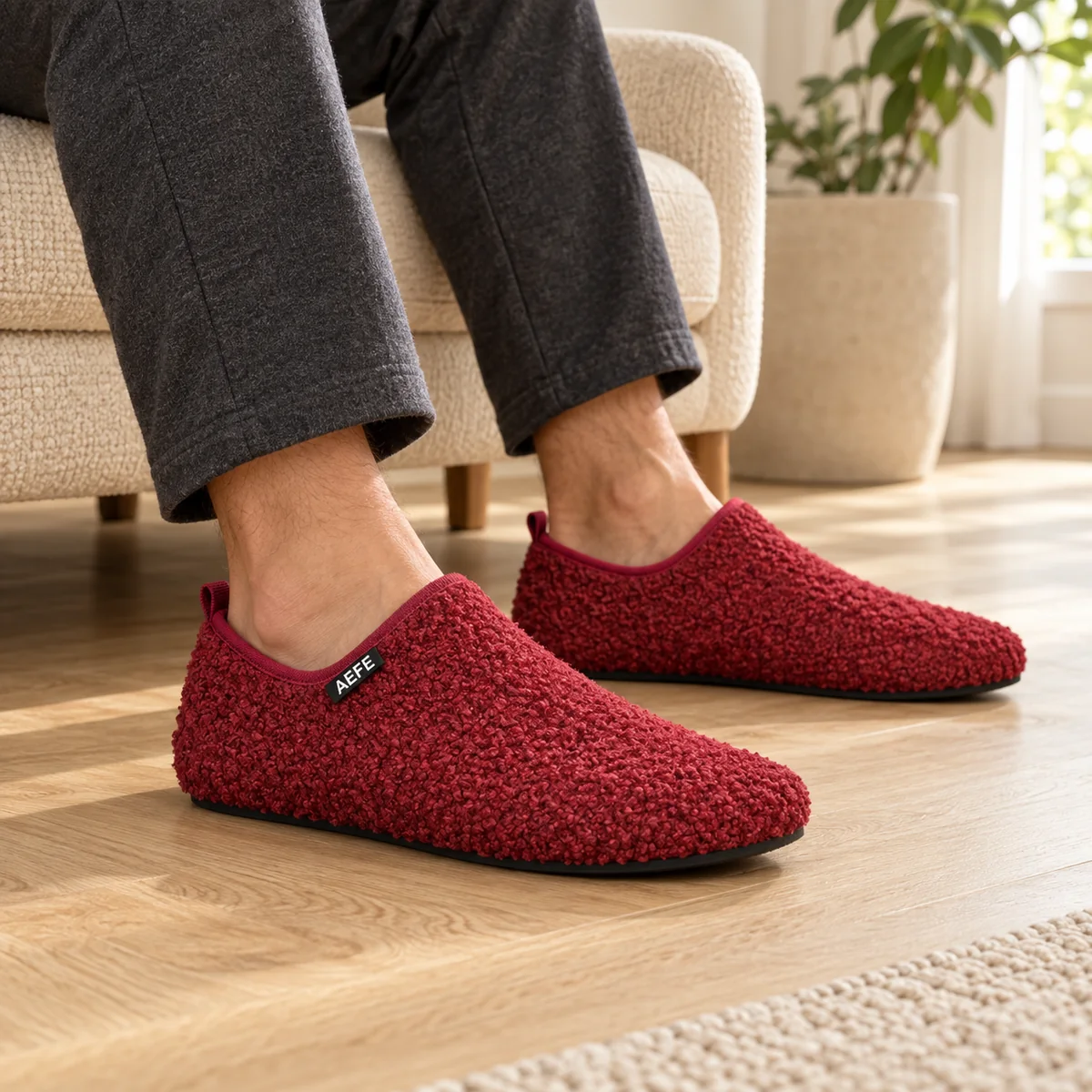 chaussons-homme-bordeaux-portes-avec-un-pantalon-gris