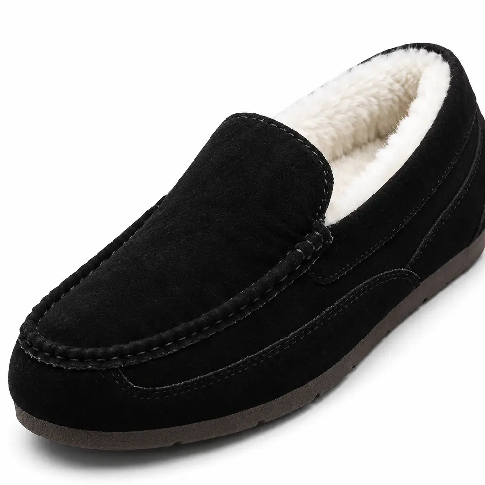Vue rapprochée du dessus noir à finition floquée, des coutures et de la doublure claire du mocassin.