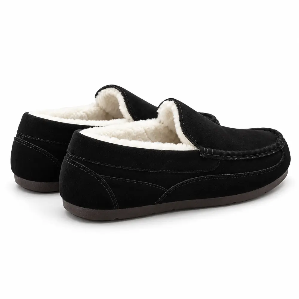 Vue rapprochée du dessus noir à finition floquée, des coutures et de la doublure claire du mocassin.