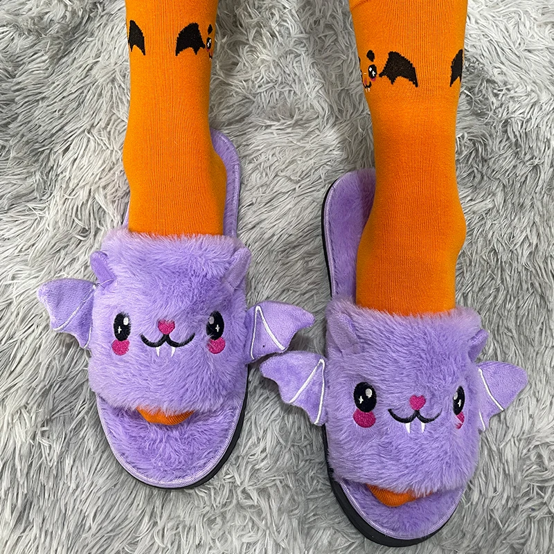 Détail chaussons chauve-souris thème Halloween