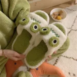 Chaussons peluche grenouille rigolos et confortables