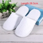 Chaussons peluche doux pour femme sur tapis