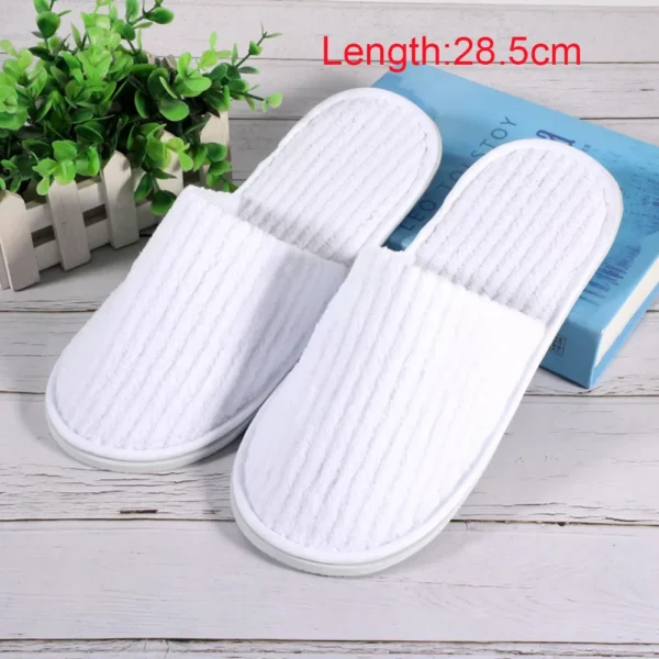 Chaussons peluche doux pour femme sur tapis