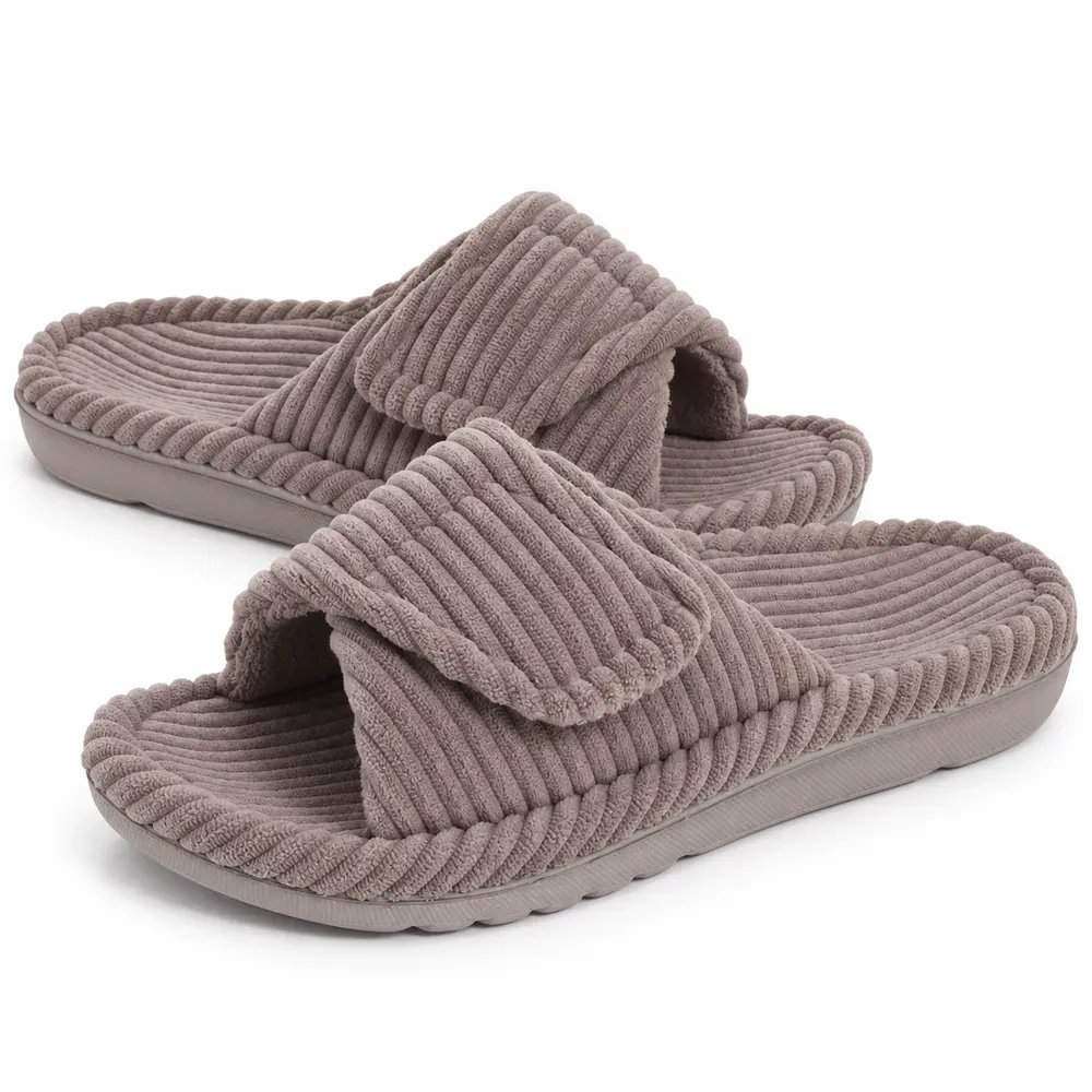 chaussons-scratch-femme-marron-paire-fond-blanc