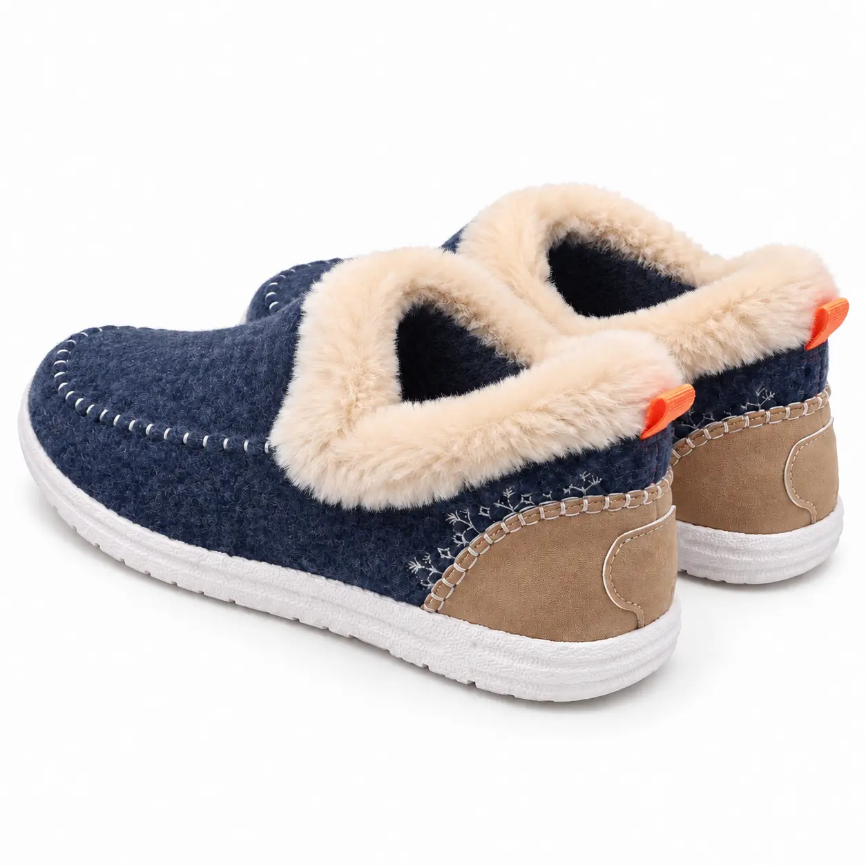 Vue arrière en trois quarts des chaussons bleu marine avec empiècements marron clair et languettes orange.