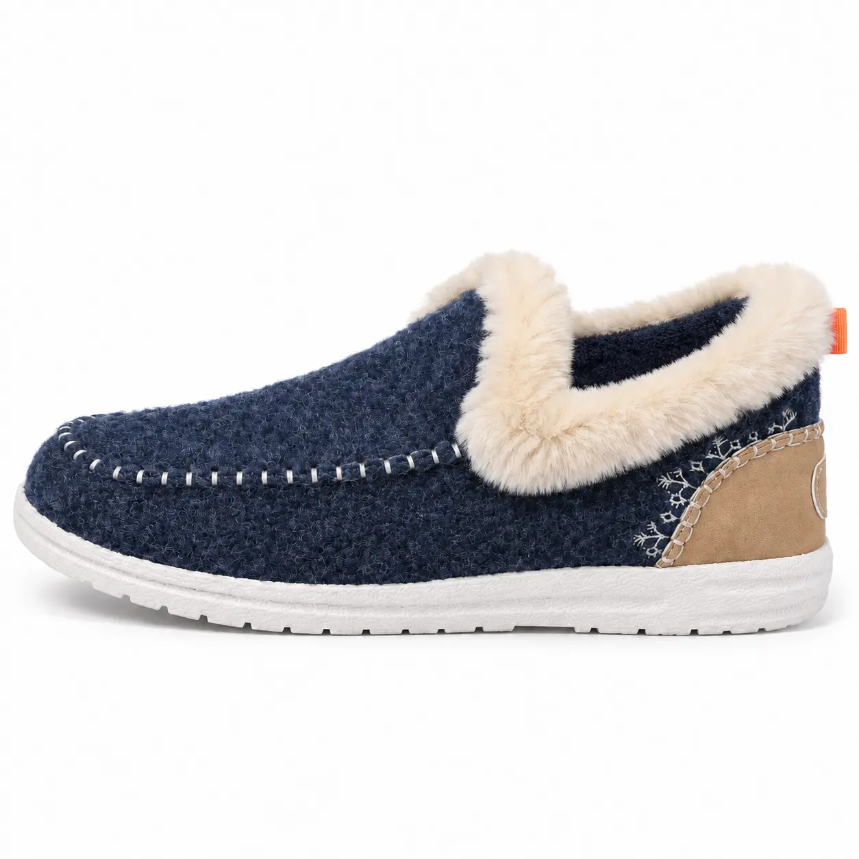 Profil du chausson bleu marine avec talon fermé, empiècement marron clair et semelle blanche.marine avec col en peluche beige, coutures claires et semelle blanche.