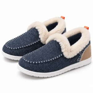 Paire de chaussons homme bleu marine avec col en peluche beige, coutures claires et semelle blanche.