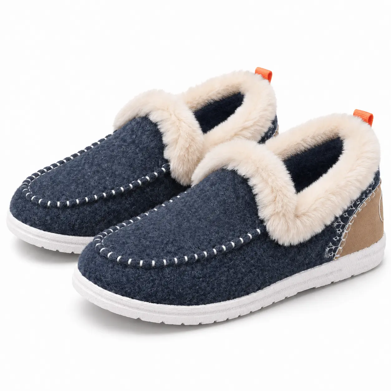 Paire de chaussons homme bleu marine avec col en peluche beige, coutures claires et semelle blanche.