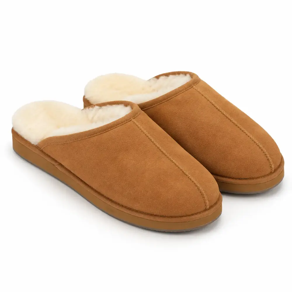Paire de chaussons homme en daim camel, à talon ouvert, avec intérieur écru et couture centrale