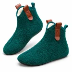 chaussons-montants-homme-verts-paire-fond-blanc