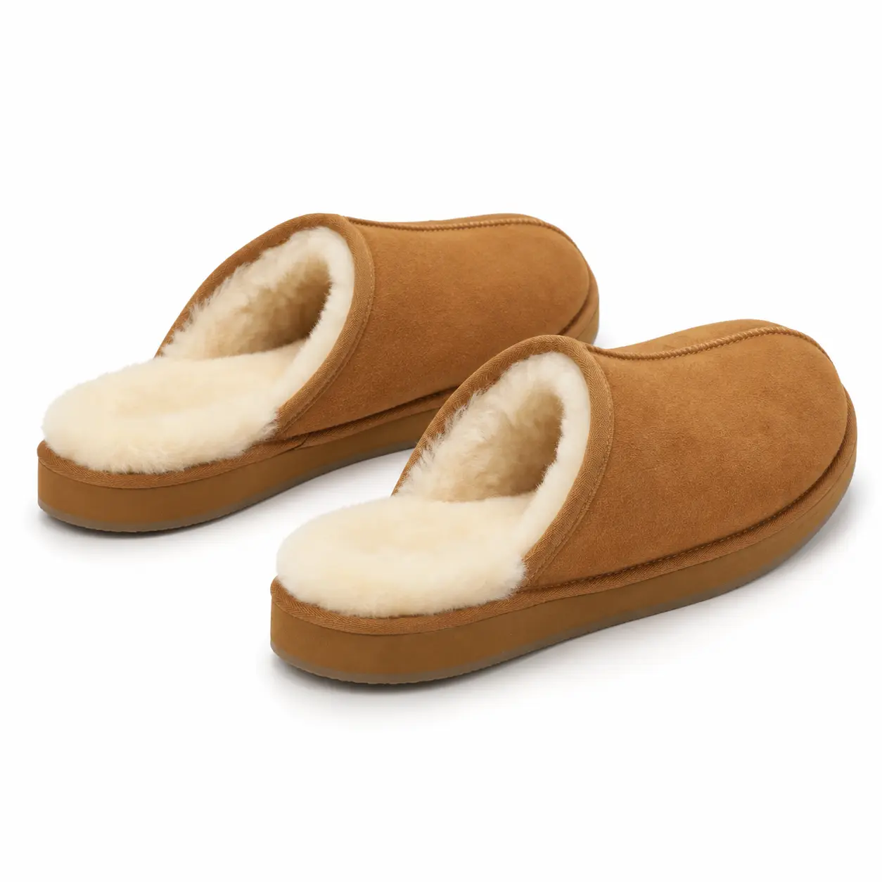 Vue arrière en trois quarts des mules camel, avec talons ouverts et intérieur écru.